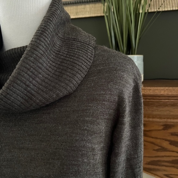 BB Dakota Women's Brown Lightweight Sleeveless Cowl Neck Sweater with Cape Sz. M - Picture 4 of 10